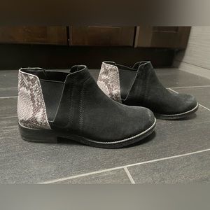 CLARKS Women's Black Suede Leather Ankle Short Boots Animal Print Size 7